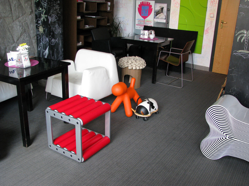 nowoczesny design krzesła z rolek papieru, design z recyklingu